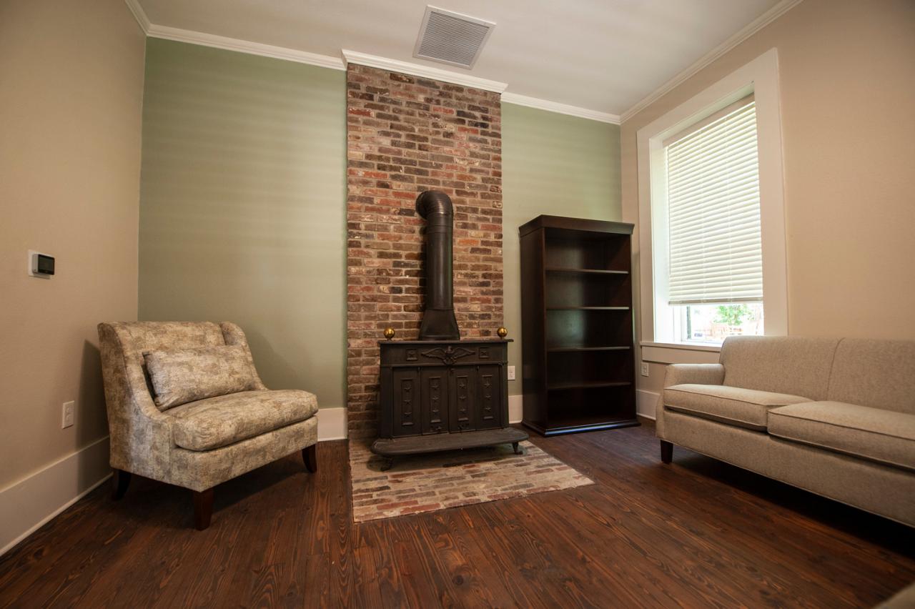 Jailhouse Bed and Breakfast at Historic Washington State Park sitting room with fireplace